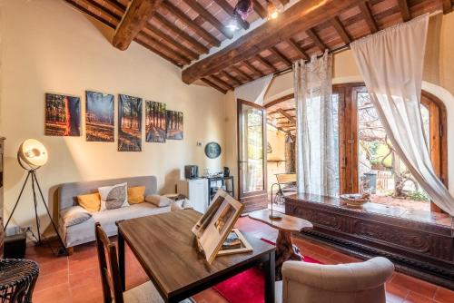 a living room with a table and a couch at Antiche Dimore Del Vescovado in Murlo