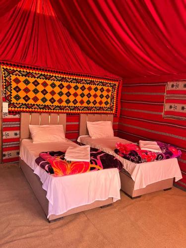 Katil atau katil-katil dalam bilik di Moon city camp