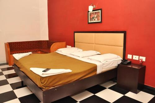 Кровать или кровати в номере Sri ArulMuthu Residency