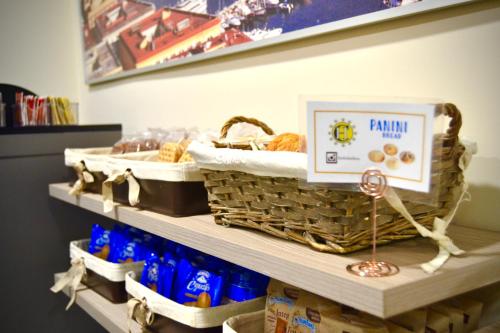 ナポリにあるホテル コロンボのパンとソーダの入ったバスケットが並んだ店の棚