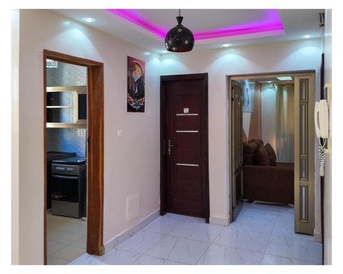 Habitación con puerta y sala de estar. en Hotel Residence Ami Bamba, en Sali Nianiaral