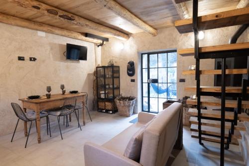 a living room with a couch and a table at la stalla di mario in Perondo