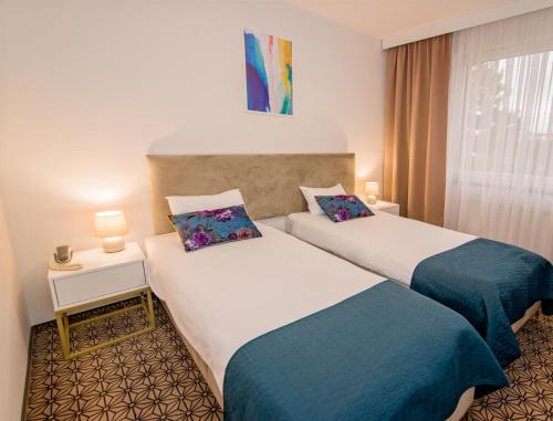 タルノボ・ポドグルネにあるHotel 500のベッドが2つと窓があるホテルの部屋