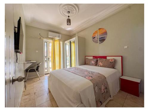 a bedroom with a bed and a television in it at Hotel Residence Ami Bamba in Sali Nianiaral