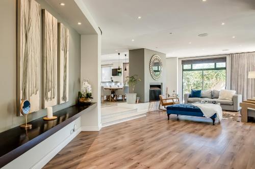 un salon avec un canapé bleu et un salon dans l'établissement Belina - Sunset Links Golf Course Villa, au Cap