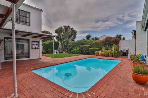 Gallery image of Milnerton Oak Lodge in Cape Town