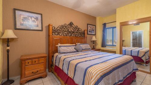 a bedroom with a large bed and a mirror at Sonoran Sea in Campo del Medio