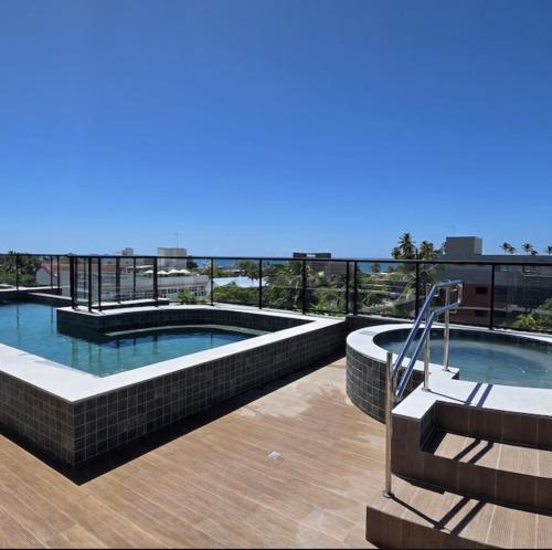 ein Schwimmbad auf dem Dach eines Gebäudes in der Unterkunft Flat Premium conforto total no centro de Porto de Galinhas, a 4mim a pé das piscinas naturais, praia ! in Porto De Galinhas