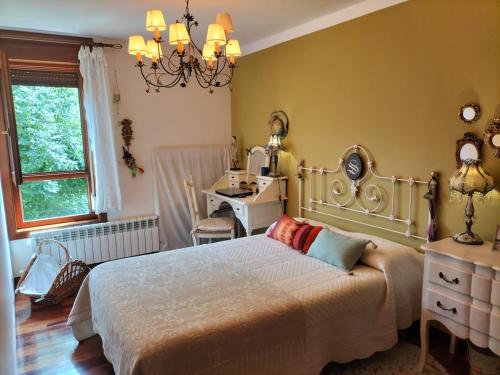 ein Schlafzimmer mit einem Bett und einem Schreibtisch darin in der Unterkunft Casa Boutique I Nestares I 6 pax I calm and comfort in Reinosa