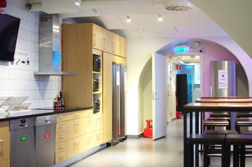Virtuvė arba virtuvėlė apgyvendinimo įstaigoje Hostel Dalagatan