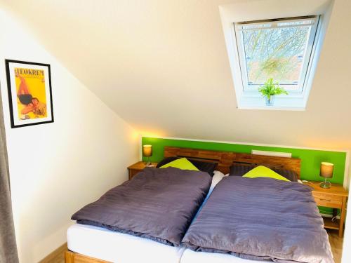 Postel nebo postele na pokoji v ubytování Lüttje Deichvilla XL