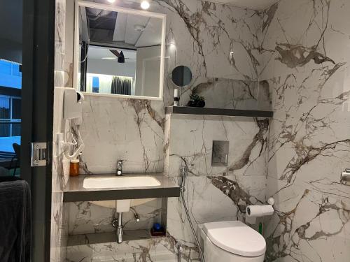 浦那Urban Nest - Viman Nagar- 1 km from Airport的配有马桶、水槽和镜子的浴室