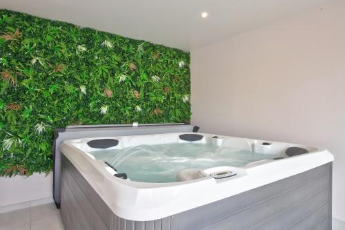 Φωτογραφία από το άλμπουμ του Villa pour 9 - Piscine chauffée - Jacuzzi σε Kergoff