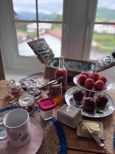 een houten tafel met twee borden eten erop bij Maison Biscaya , La chambre 2e étage in Caro