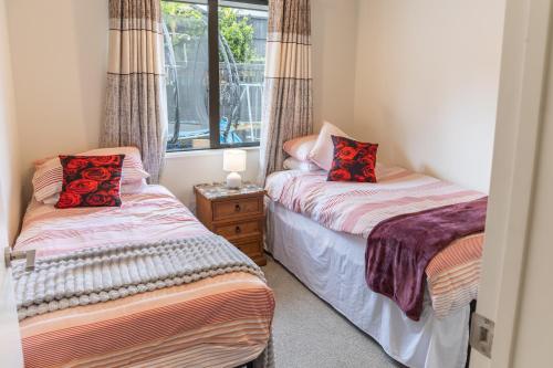 Postel nebo postele na pokoji v ubytování New two Bedroom house attached to main house