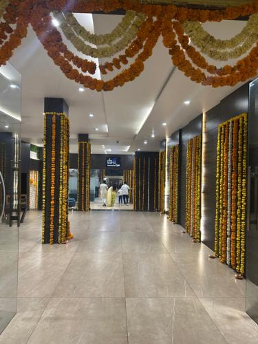 una hall con un grande soffitto con colonne dorate di Grand Tulsi a Nānded