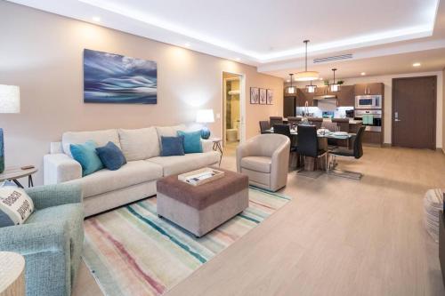 Χώρος καθιστικού στο Encantame 2BR Rooftop Pool LazyRiver Pickleball