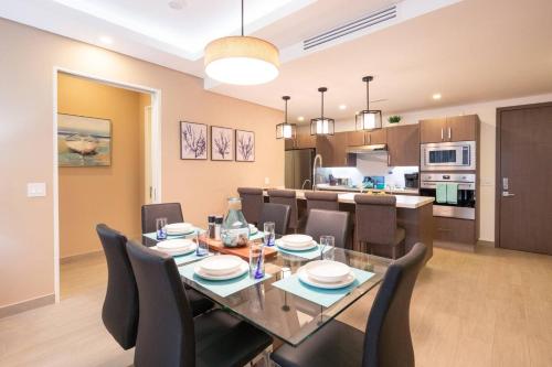 Η κουζίνα ή μικρή κουζίνα στο Encantame 2BR Rooftop Pool LazyRiver Pickleball