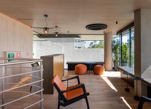 ein Zimmer mit Stühlen und einem Tisch in einem Zimmer in der Unterkunft Bless Hospedagem - Flat 117 premium beira mar de cabo branco in João Pessoa