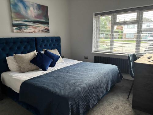 Una cama o camas en una habitación de Luxurious 7-Bedroom Home in Solihull, close to NEC & BHX