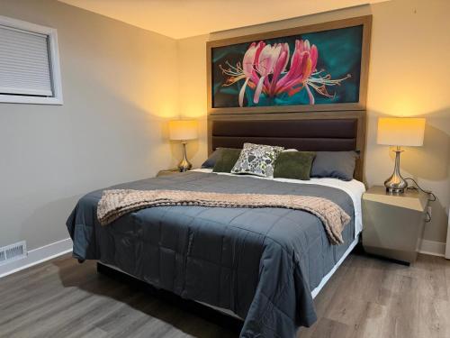 een slaapkamer met een bed met een schilderij aan de muur bij Spacious 5 bedroom single family home sleeps 12 with driveway near DC in Bethesda