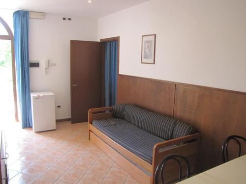 a waiting room with a couch in a room at Residence Villa Margherita in Brenzone sul Garda
