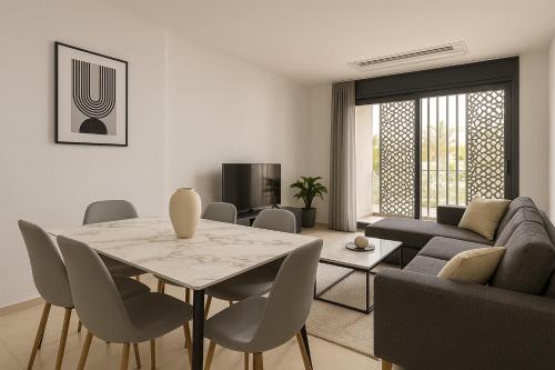 a living room with a table and a couch at Magnifique appartement à Kouba in Kouba