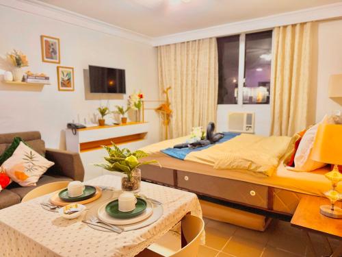 Un dormitorio con una cama y una sala de estar. en Attractive studio with Luxury bed Good for 1-4pax High speed WiFi with Netflix Free Pool & Parking, en Suba