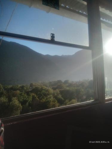 une fenêtre d'un train avec vue sur une montagne dans l'établissement Chaski Tours Operador, à Diaguita