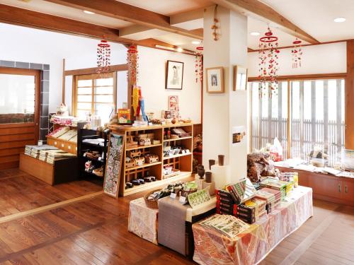 a store with a lot of products in a room at Yubaraonsen Yubaranoyado Komeya in Maniwa