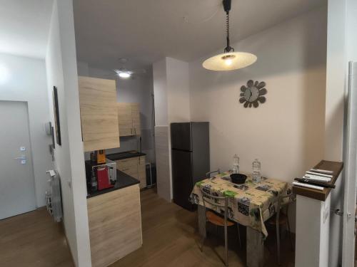 una piccola cucina con tavolo e frigorifero di Bagaini Urban Flat a Varese