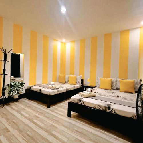 Postel nebo postele na pokoji v ubytování DK's Inn