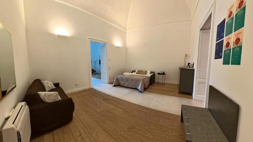 a living room with a couch and a bed at Sui Lecci in Matera