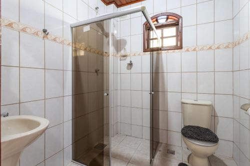 a bathroom with a shower and a toilet and a sink at Casa Top Arraial - Grupos e Famílias - 20 pessoas - 400 metros da praia in Arraial do Cabo