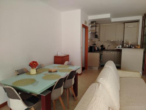 a dining room and kitchen with a table and chairs at Casa Malignani in Lunghezza