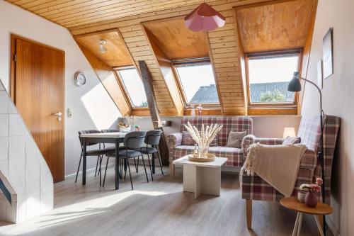 un salon avec un canapé et une table dans l'établissement Apfel, à Westermarkelsdorf