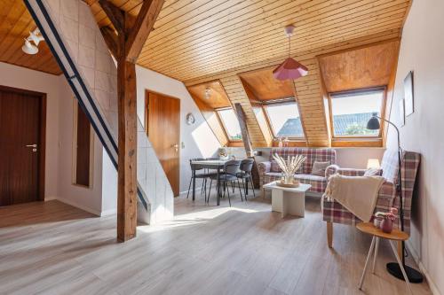 Il comprend un salon doté de plafonds en bois et une salle à manger. dans l'établissement Apfel, à Westermarkelsdorf