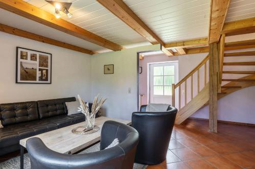 un soggiorno con un divano e un tavolo di Flieder a Westermarkelsdorf