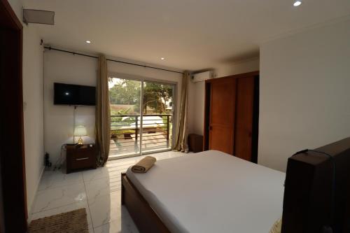 Giường trong phòng chung tại AfriqPnB VC Studio situé à Kribi Mboamanga avec piscine et bord de mer