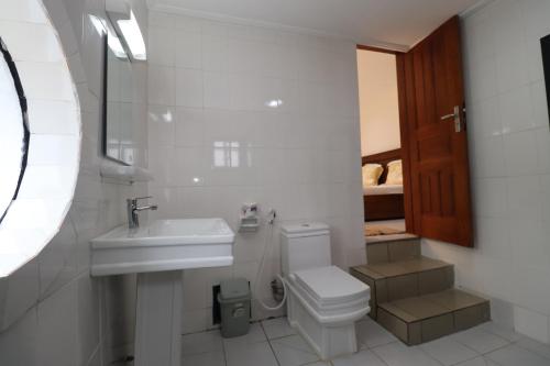 Phòng tắm tại AfriqPnB VC Studio situé à Kribi Mboamanga avec piscine et bord de mer