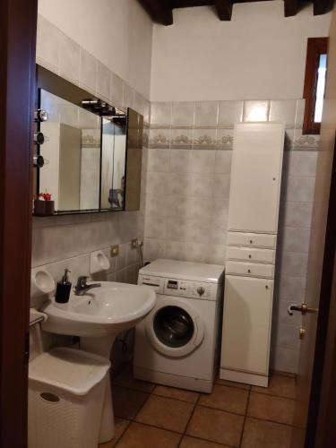 ein Badezimmer mit Waschbecken und Waschmaschine in der Unterkunft Cusani 34 in Carate Brianza