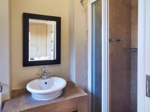 Koupelna v ubytování Langebaan Golf Suite