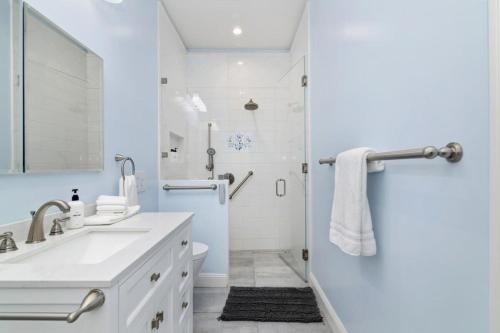 ein weißes Badezimmer mit Dusche und Waschbecken in der Unterkunft @ Marbella Lane - Oceanfront w/ unobstructed views!! in Pacifica