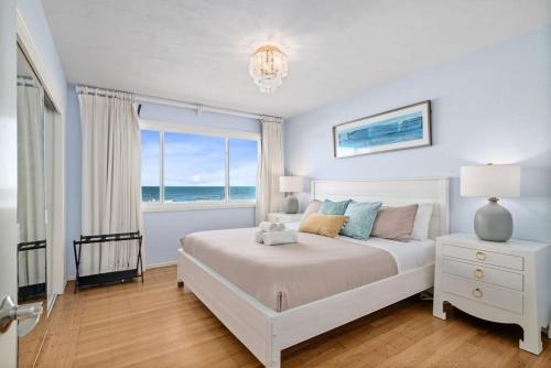 ein Schlafzimmer mit einem Bett und einem Fenster mit Blick auf das Meer in der Unterkunft @ Marbella Lane - Oceanfront w/ unobstructed views!! in Pacifica