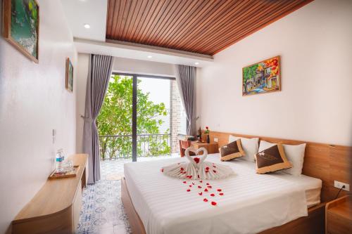 - une chambre avec un lit doté de coeurs rouges dans l'établissement Tam Coc Little Charm Villa & Bungalow, à Văn Lâm