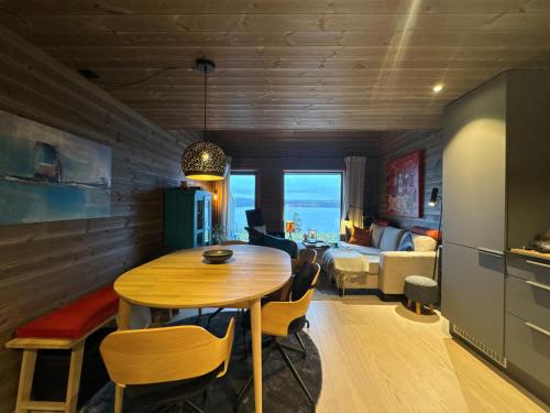 ein Esszimmer mit Tisch und ein Wohnzimmer in der Unterkunft Moderne leilighet på Glomsrud Golsfjellet vest in Golsfjellet