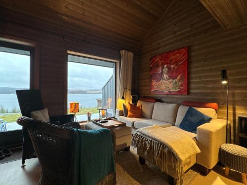 ein Wohnzimmer mit Sofa und Tisch in der Unterkunft Moderne leilighet på Glomsrud Golsfjellet vest in Golsfjellet