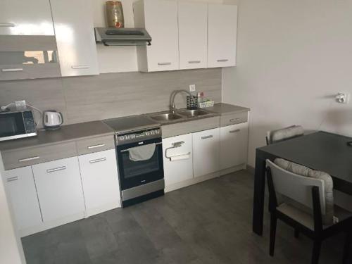 Kuchyň nebo kuchyňský kout v ubytování Mieszkanie do wynajęcia