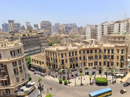 eine Luftaufnahme einer Stadt mit Gebäuden und einem Bus in der Unterkunft swiss tahrir hotel in Kairo