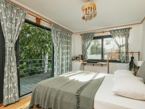 Ένα ή περισσότερα κρεβάτια σε δωμάτιο στο Mona Glamping Caravan Suites